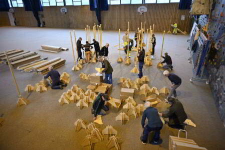 2e étape monter les mats sur les pieds