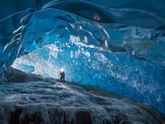 Plongée de la rivière gelée dans la perte de Märjelen, l'une des cavités les plus intensément bleues que j'aie pu explorer. Glacier d'Aletsch. Personnage : Etienne Mayerat.
