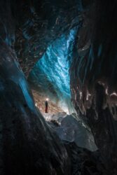 Résurgence de l'affluent du Theodulgletscher dans le Gornergletscher. Passage entre deux galeries, jonché de blocs témoignant d'un effondrement de strate. Le jour passe à travers le plafond peu épais, mais provient également de l'exurgence qui éclaire la section beige de l'image. 13 novembre 2020.