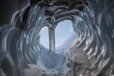 Entrée du moulin latéral de la grande doline, vue depuis l'intérieur. (Au sol, les traces de nos skis).
Photo extraite de mon livre Glace, éditions Favre.